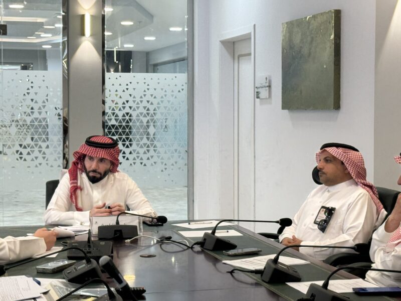 بالصور.. رئيس بلدية طريف يعقد اجتماع مع إدارة الشؤون الفنية بالبلدية ومقاول مشروع صيانة الطرق