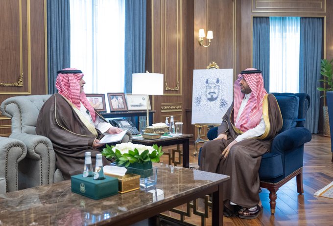 أمير الحدود الشمالية يتسلّم التقرير السنوي لأعمال فرع وزارة الموارد البشرية لعام 2024