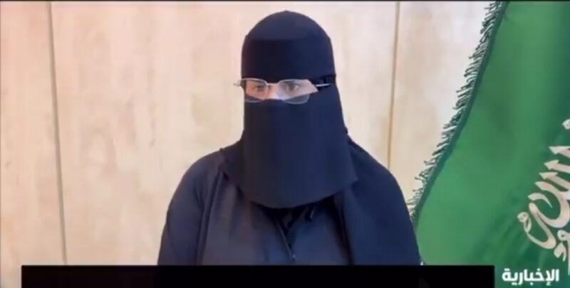 بالفيديو .. أمجاد الرويلي تتحدى الإعاقة وتعمل في خدمة ضيوف الرحمن في منفذ جديدة عرعر