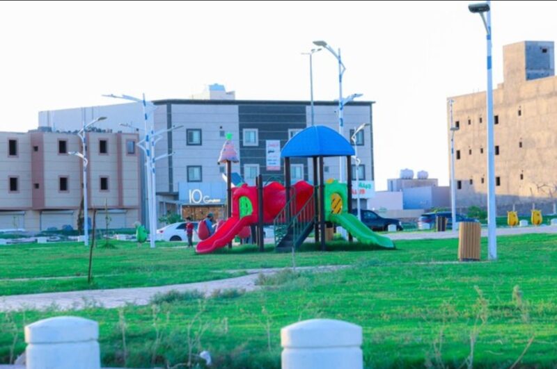 بالصور.. بلدية طريف تواصل أعمال تهيأت الحدائق والمسطحات الخضراء