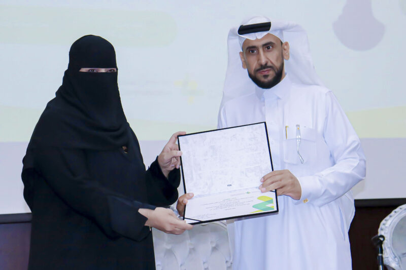 بالفيديو والصور .. الدغماني .. متحدثا على مسرح النادي الأدبي عن الصورة الذهنية للمملكة