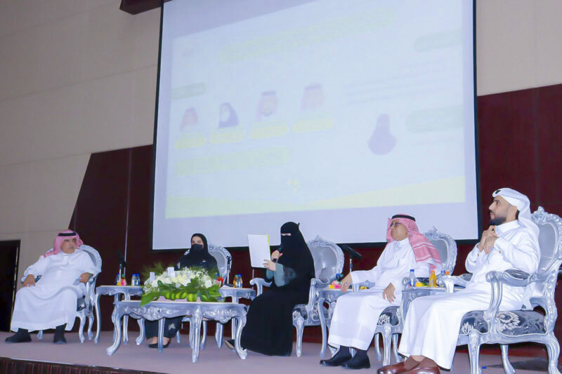 بالفيديو والصور .. الدغماني .. متحدثا على مسرح النادي الأدبي عن الصورة الذهنية للمملكة