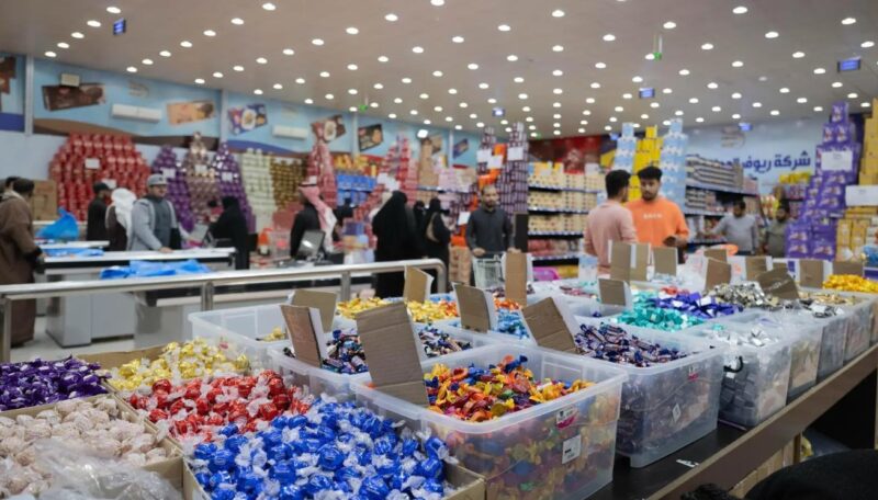 حلويات العيد وعبير الورود.. لمسات الفرح تملأ أسواق الحدود الشمالية