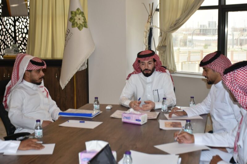 بالصور.. رئيس بلدية طريف يعقد اجتماع مع إدارة الخدمات ومقاول مشروع صيانة المسطحات الخضراء