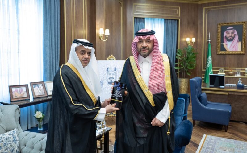 أمير منطقة الحدود الشمالية يتسلّم التقرير السنوي لأداء مطارات المنطقة لعام 2024