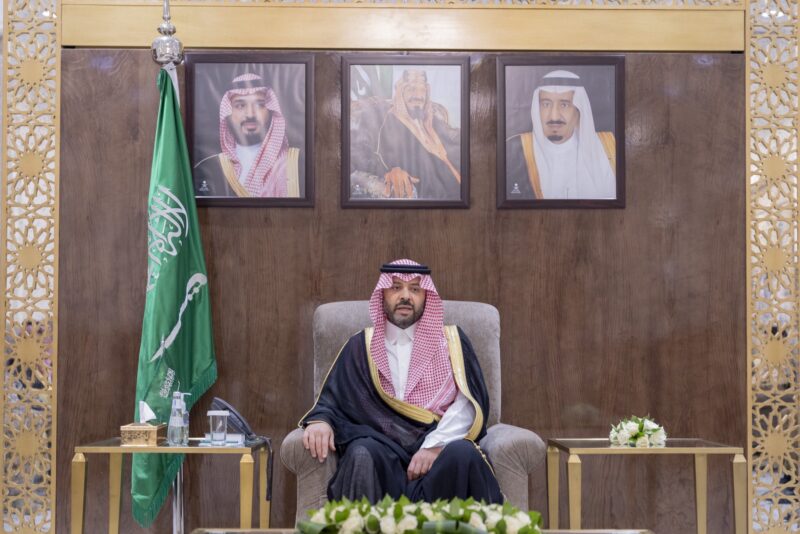 أمير الحدود الشمالية يستقبل أعضاء اللجنة الأمنية الدائمة