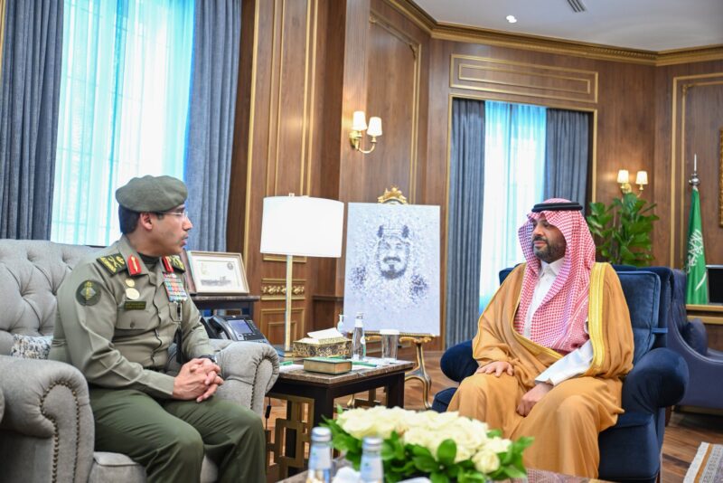 أمير منطقة الحدود الشمالية يستقبل مدير عام الجوازات