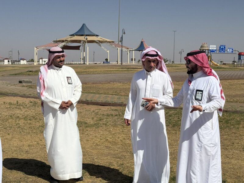 بالصور.. رئيس بلدية طريف يتابع ميدانياً أعمال الصيانة والسفلتة ويوجّه بسرعة المعالجة