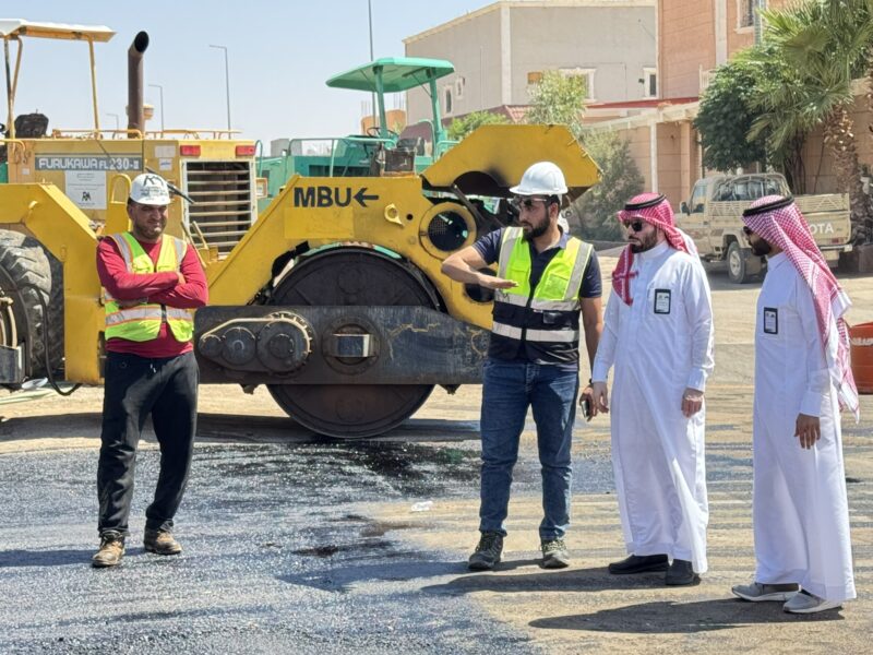 بالصور.. رئيس بلدية طريف يتابع ميدانياً أعمال السفلتة في حي الورود
