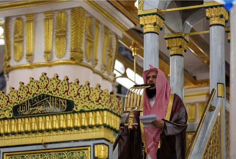 إمام المسجد النبوي: الإخلاص لله ومتابعة سنة نبيه أصل الإيمان