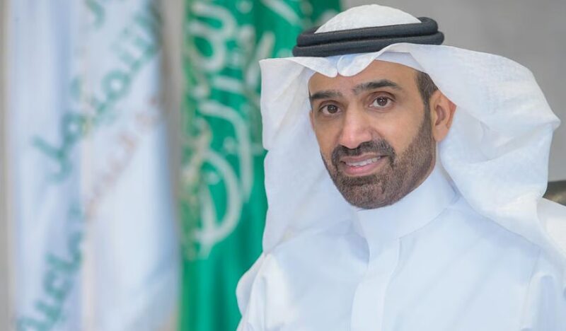 وزير الموارد البشرية يصدر قرارًا بتصنيف رخص عمل العمالة الوافدة حسب الفئات المهارية