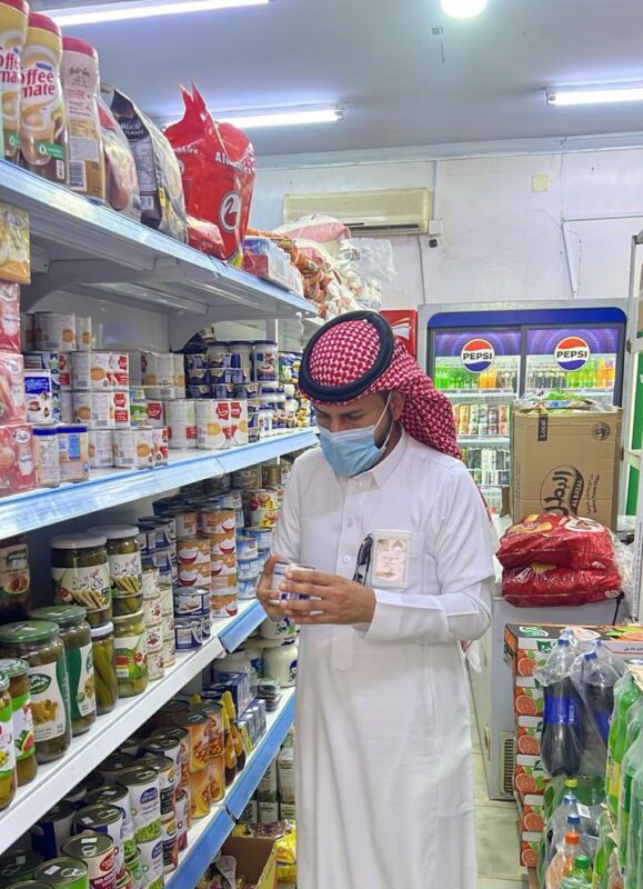 بالصور.. بلدية طريف تواصل جولات الرقابة على نقاط بيع المواد الغذائية