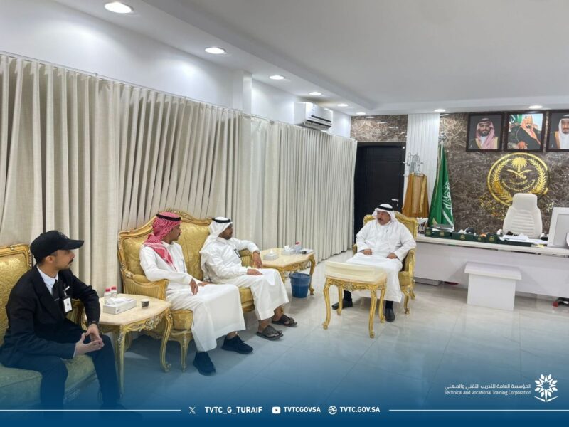بالصور.. عميد الكلية التقنية يزور القائم بأعمال محافظ طريف