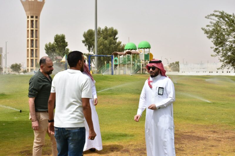 بالصور.. رئيس بلدية طريف يتابع ميدانياً أعمال صيانة الحدائق والسفلتة لرفع جودة الحياة