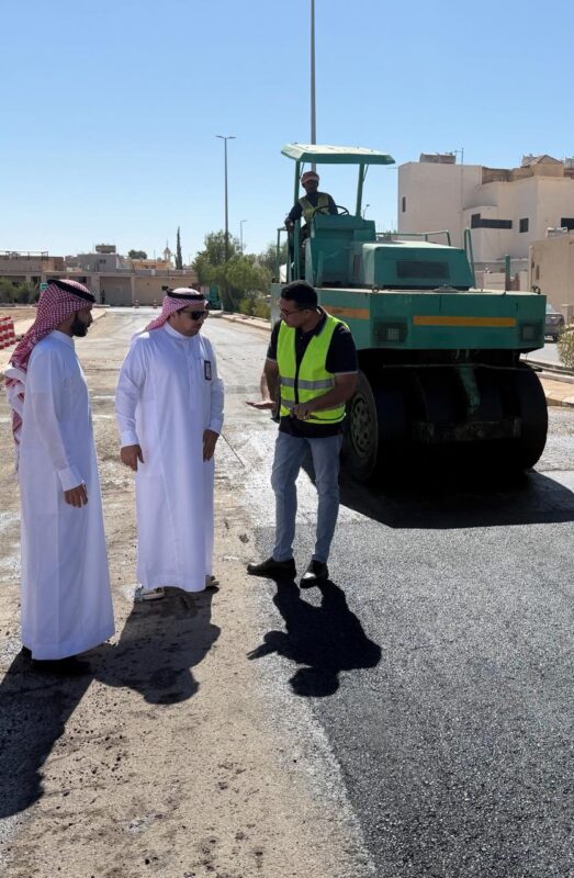 بالصور.. الإدارة الفنية في بلدية طريف تتابع أعمال صيانة الأسفلت داخل الأحياء والطرق الرئيسية