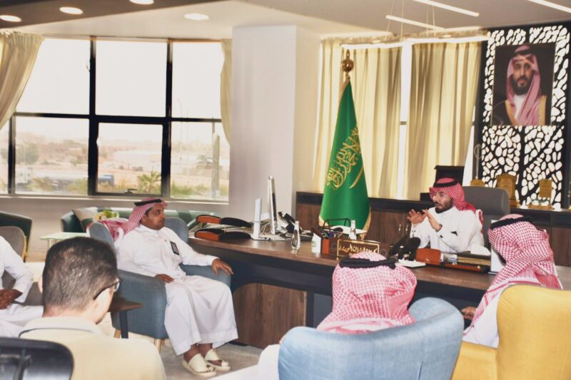 بالصور.. رئيس بلدية طريف يبحث مع المقاول والإدارة الفنية خطة تنفيذ مشروع السفلتة والأرصفة والإنارة بأحياء المحافظة