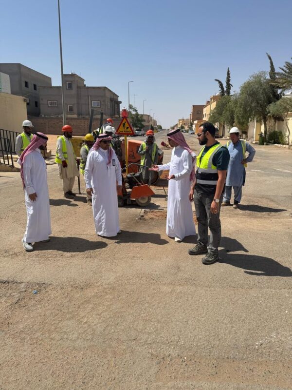 بالصور.. الإدارة الفنية في بلدية طريف تواصل أعمالها الميدانية لصيانة وسفلتة الطرق