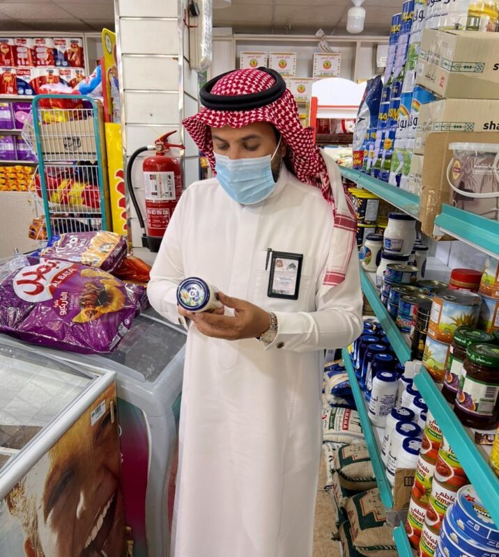 بالصور.. “بلدية طريف” تواصل جولاتها الرقابية على نقاط بيع المواد الغذائية