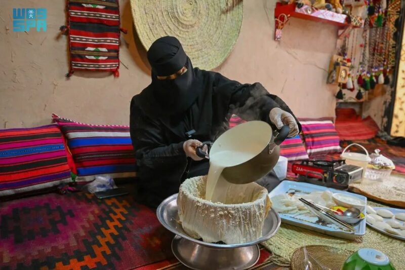صناعة الألبان التقليدية في الحدود الشمالية.. موروث أصيل تتناقله الأجيال وتدعمه رؤية وطنية