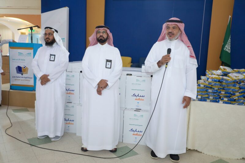 بالصور .. المدير العام لـتعليم الحدود الشمالية يدشن مشروع الوجبة المدرسية وهدية تكافل