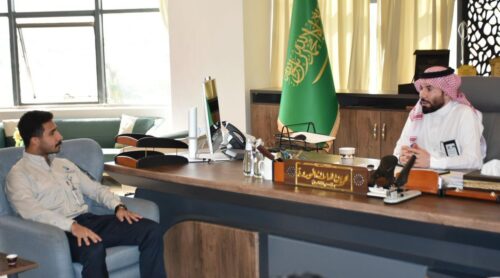 بالصور.. رئيس بلدية طريف يقف ميدانياً على أعمال سفلتة طريق الملك سعود