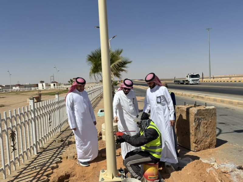 بالصور.. رئيس بلدية طريف يتابع ميدانياً مشاريع الإنارة والسفلتة لتحسين المشهد الحضري ورفع جودة الحياة