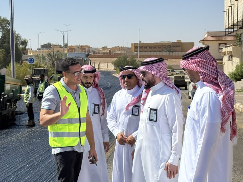 بالصور.. رئيس بلدية طريف يقف ميدانياً على أعمال سفلتة طريق الملك سعود