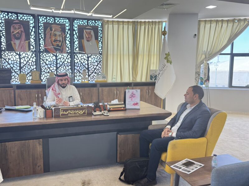 بالصور.. رئيس بلدية طريف يجتمع مع إدارة الخدمات ومقاول مشروع جمع ونقل النفايات لمتابعة سير العمل
