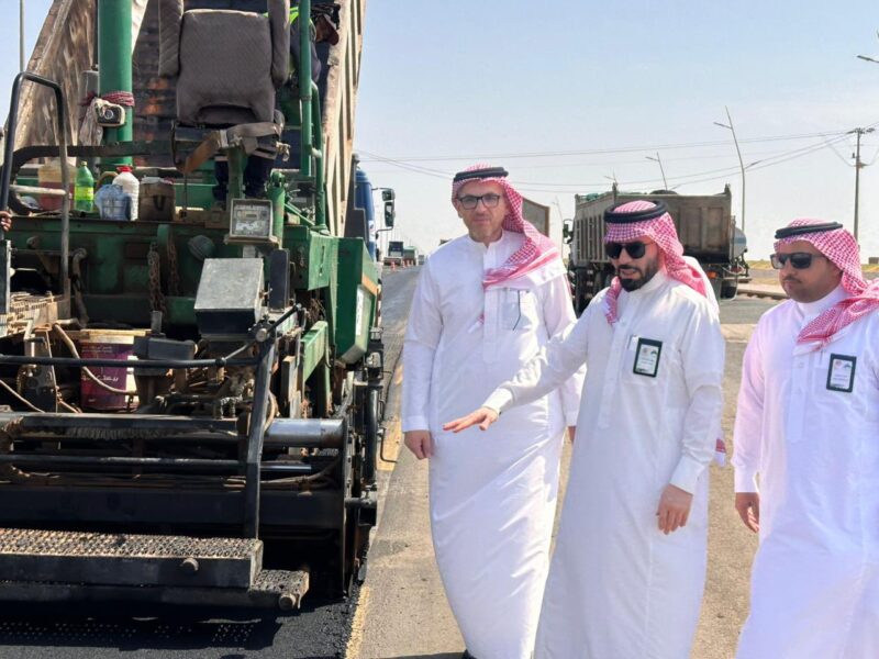 بالصور.. رئيس بلدية طريف يتابع ميدانياً أعمال سفلتة مدخل المحافظة ضمن مشروع صيانة الطرق