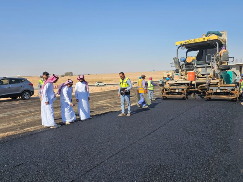 بالصور.. بلدية طريف تواصل أعمال السفلتة في حي المنتزه لرفع جودة الطرق وتحسين المشهد الحضري
