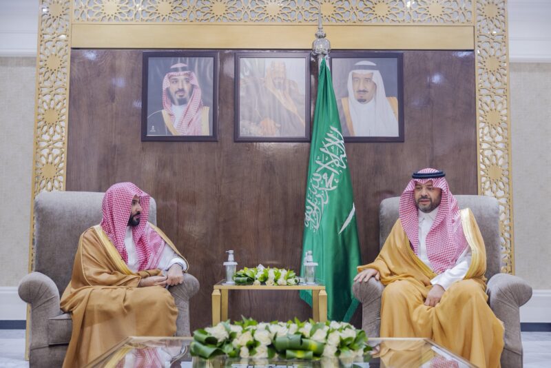 أمير الحدود الشمالية يستقبل وزير العدل