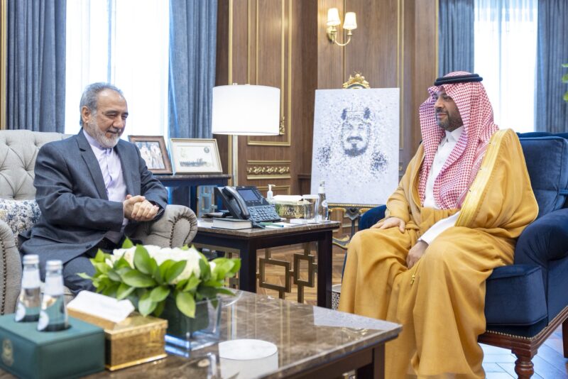 أمير الحدود الشمالية يلتقي القنصل العام الإيراني بجدة