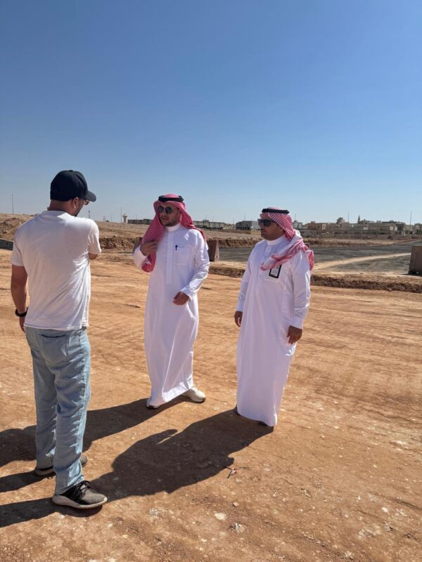 “بلدية طريف” تواصل أعمال السفلتة ورص طبقات الأساس بحي المنتزه ضمن جهود تحسين المشهد الحضري