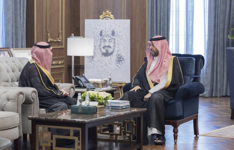 أمير الحدود الشمالية يتسلم تقرير المشروعات التنموية بالمنطقة
