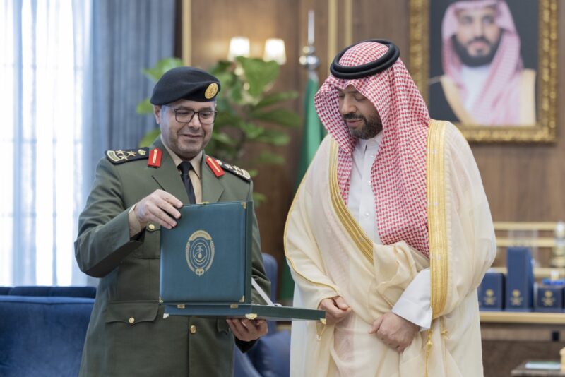 أمير الحدود الشمالية يتسلََّم التقرير السنوي للسجون