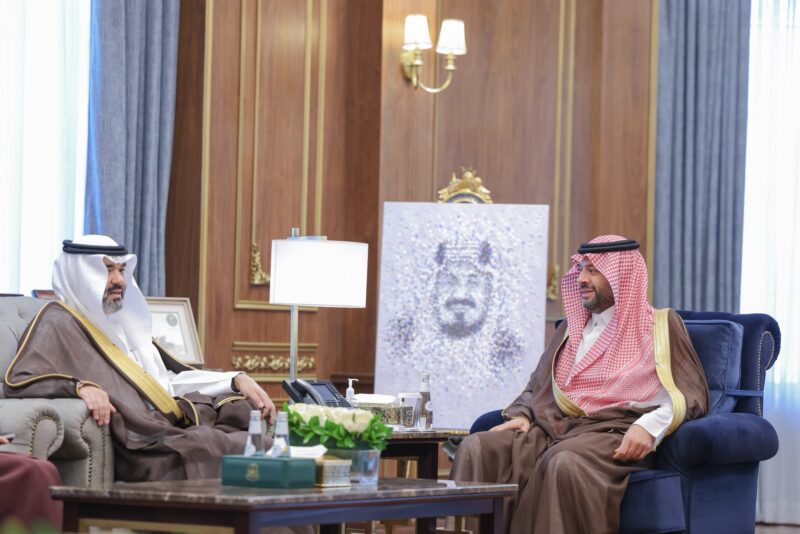 أمير الحدود الشمالية يستقبل وزير الاتصالات ويعقدُ اجتماعًا لمناقشة المبادرات التقنية بالمنطقة