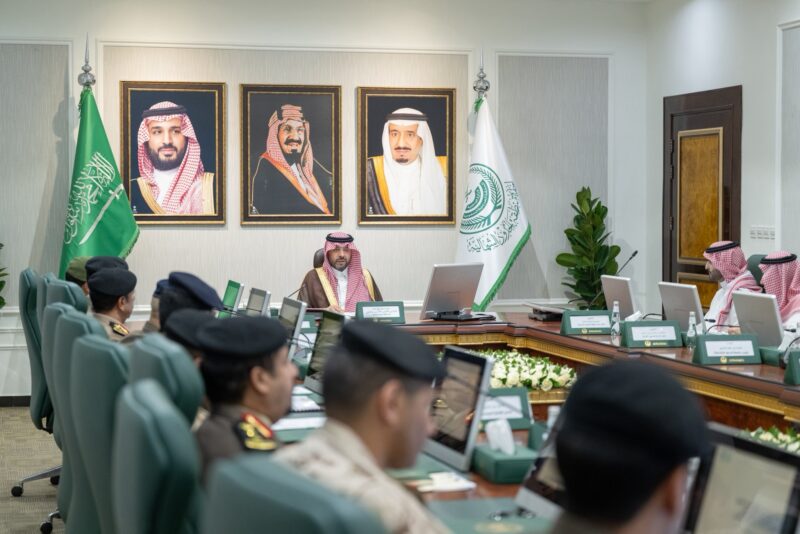 أمير الحدود الشمالية يرأس اجتماع لجنة الدفاع المدني بالمنطقة