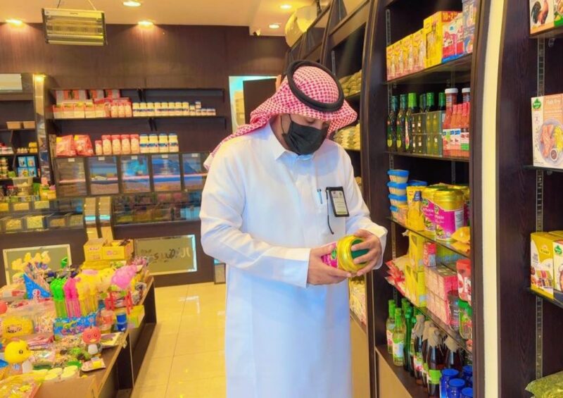 بالصور.. بلدية طريف تواصل جولاتها الرقابية على منافذ بيع المواد الغذائية