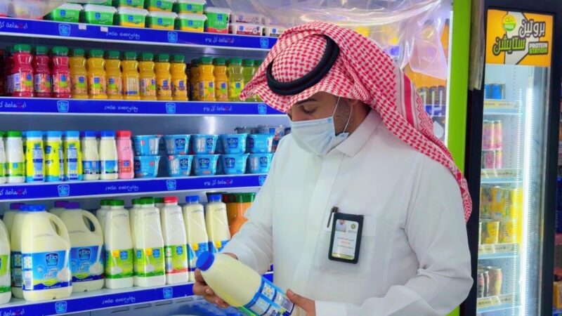 بالصور.. بلدية طريف تواصل جولاتها الرقابية على نقاط بيع المواد الغذائية