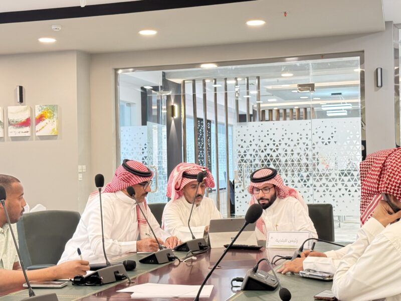 بالصور.. بلدية طريف تعقد اجتماع لجنة فتح مظاريف المنافسات الاستثمارية بحضور رئيس البلدية