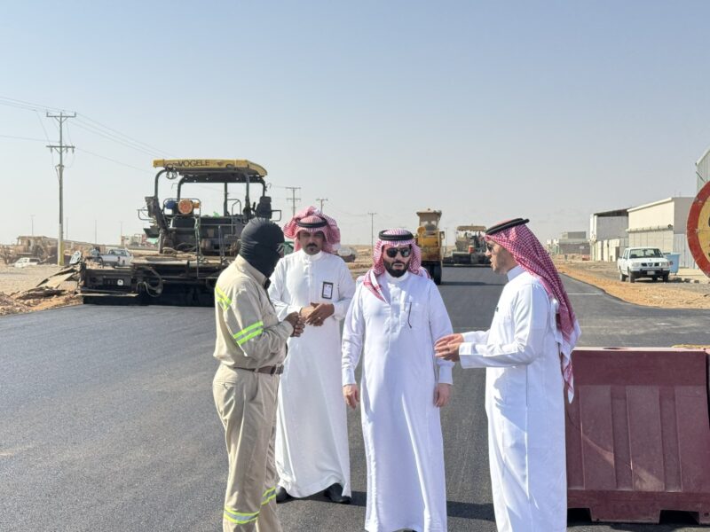 بالصور.. رئيس بلدية طريف يقف ميدانياً على أعمال السفلتة في مخطط الصناعية