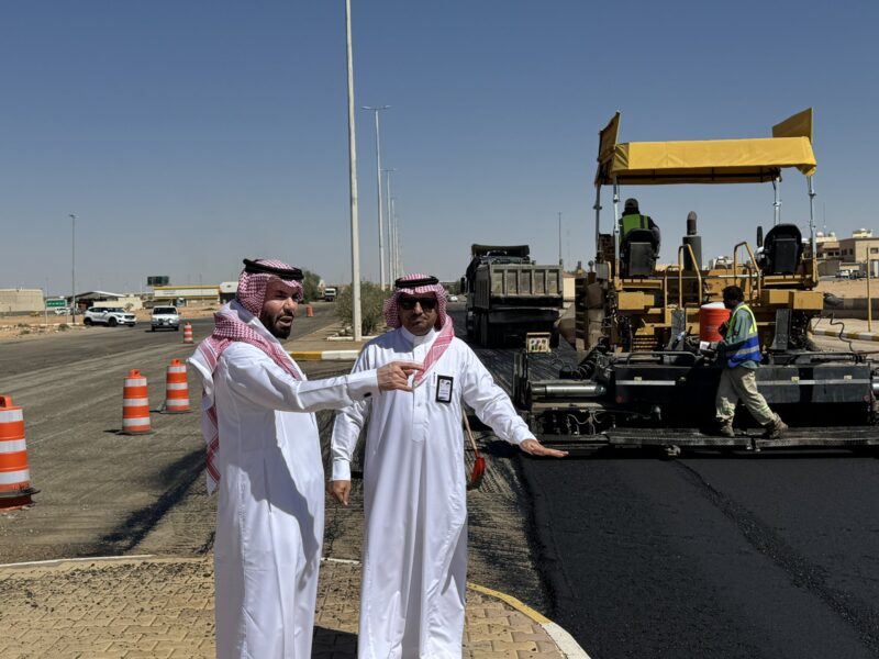 بالصور.. رئيس بلدية طريف يتابع ميدانياً أعمال سفلتة طريق ابن النفيس ويؤكد على سرعة الإنجاز بجودة واحترافية