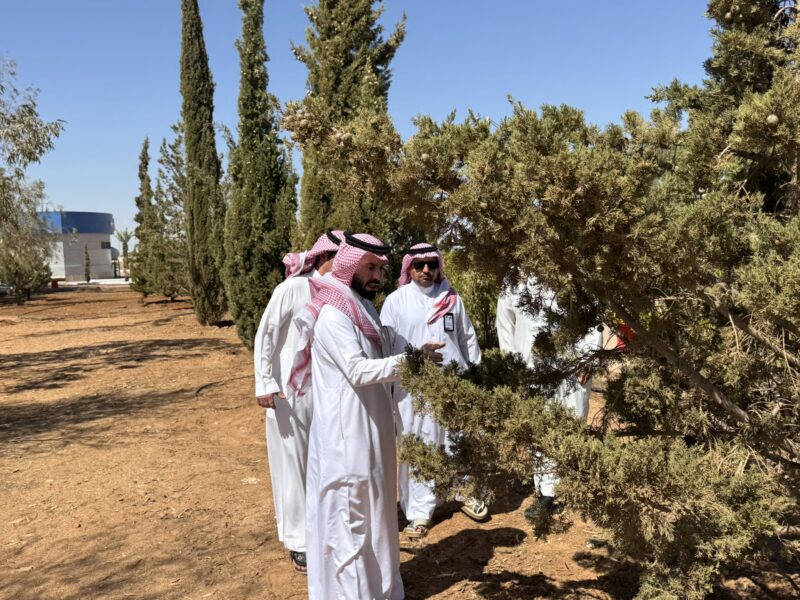 بالصور.. رئيس بلدية طريف يتابع ميدانياً أعمال الزراعة في الممشى العام على طريق عرعر