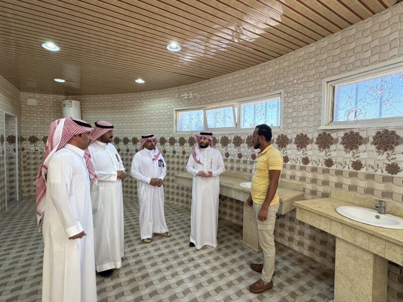 بالصور.. رئيس بلدية طريف يتفقد أعمال صيانة دورات المياه في الحدائق والمنتزهات العامة