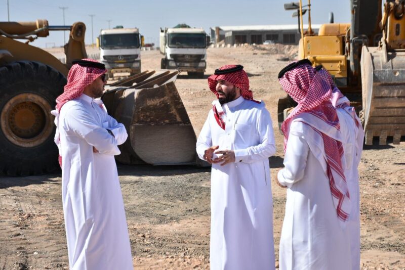 بالصور.. رئيس بلدية طريف يتفقد استكمال أعمال السفلتة بمخطط الصناعية وربطها بطريق إسمنت الجوف