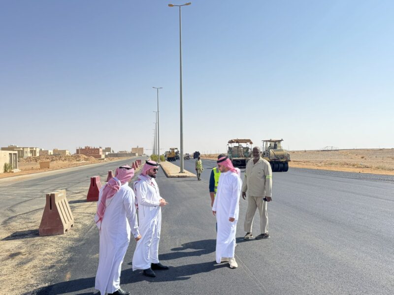 بالصور.. رئيس بلدية طريف يتفقد أعمال السفلتة في حي الشفا ضمن جهود تحسين جودة الطرق