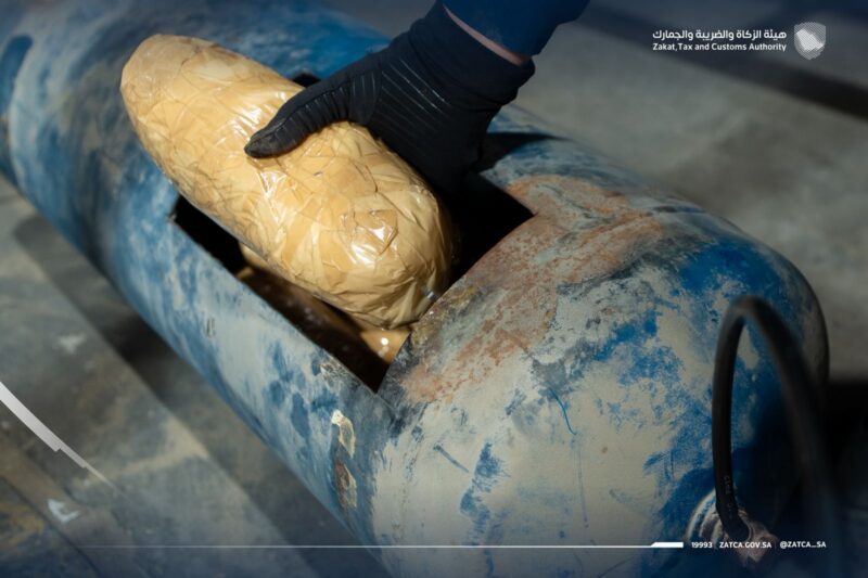 “زاتكا” في منفذ الربع الخالي تحبط محاولة تهريب أكثر من 8 كيلوغرام من مادة الميثامفيتامين “الشبو” المخدر