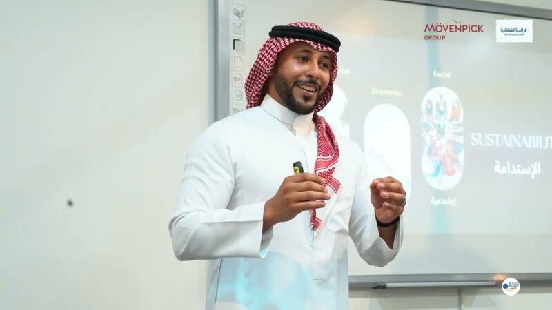 غرفة الحدود الشمالية تقيم دورة “رحلة إلى عالم الضيافة والخدمة” بمحافظة طريف