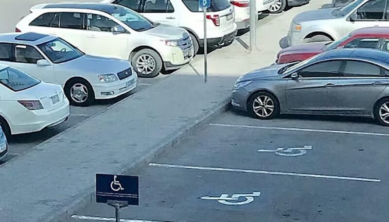 «المرور»: ضبط 2325 مركبة مخالفة وقف أصحابها بأماكن ذوي الإعاقة