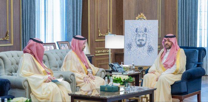 أمير الحدود الشمالية يستقبل مدير مركز هيئة الصحة العامة المكلّف بالمنطقة